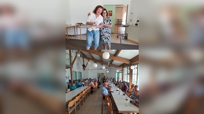 Wirtin Kathi mit 1.Vorsitzenden/Teilnehmer. (Bild: Laura Krone)