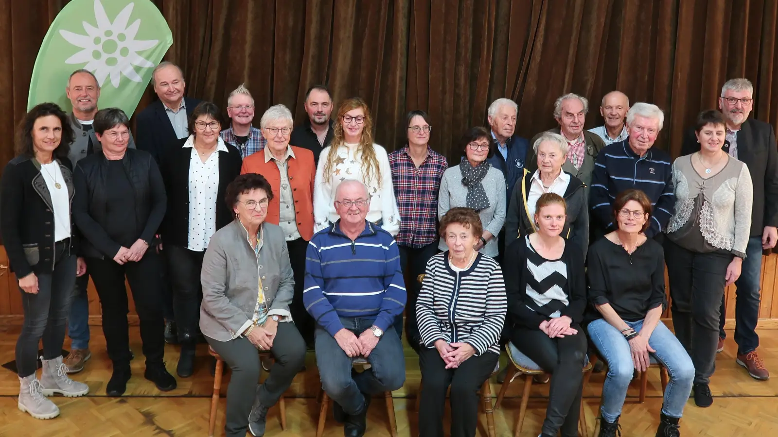 Der Deutsche Alpenverein, Sektion Weiden, ehrt treue Mitglieder. Mit dabei sind auch Vorsitzender Stefan Schönberger (hinten, rechts), Schatzmeisterin Doris Reil (stehend, links) und zweiter Vorsitzender Helmut Roßmann (Zweiter von links).<br> (Bild: Julian Meier/exb)