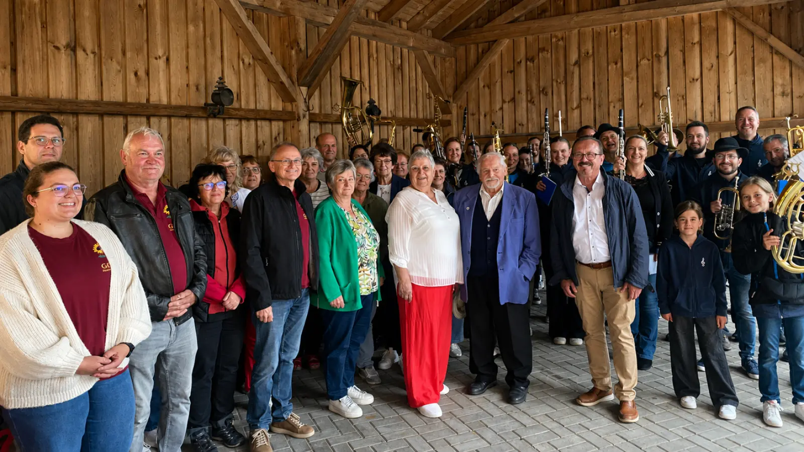  Bildmitte Jubilarin mit Ehegatten, rechts davon Herbert Suttner, VdK-Kreisverband Schwandorf und weitere Vereinsvertreter (Bild: Karin Schindler)