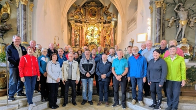 Gruppenbild der Teilnehmer vor dem prächtigen Altar in der Wallfahrtskirche Mariä Himmelfahrt (Bild: Rita Salomon)