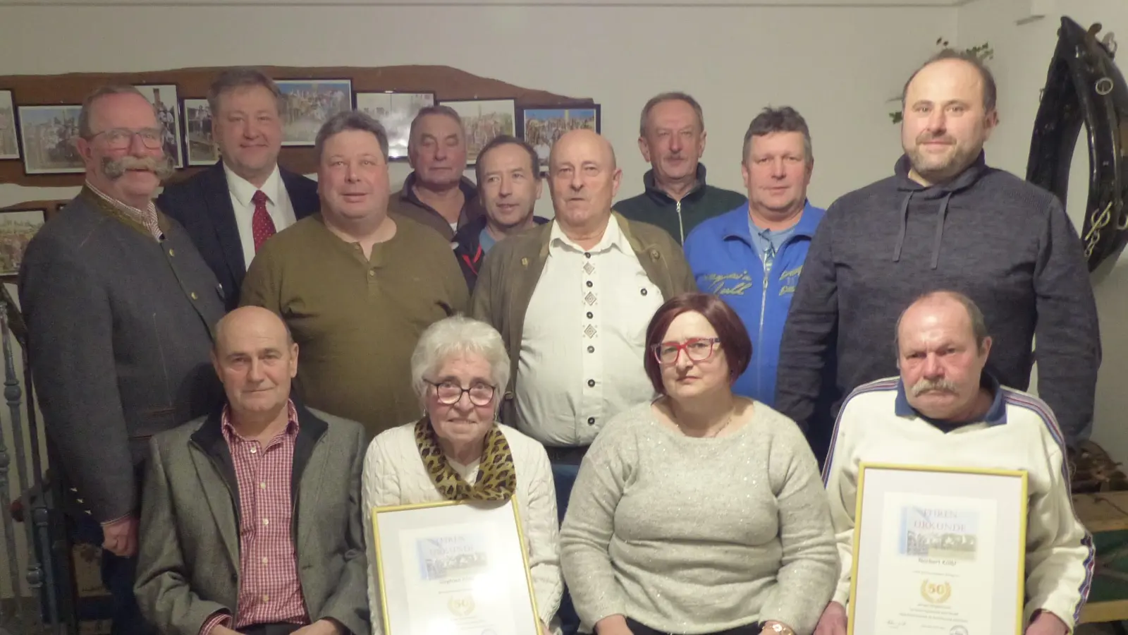 Die neue Vereinsführung der Kastler Taubenfreunde mit den für 50 Jahre Geehrten und Vorstand Willi Fehlner (sitzend li.) und Bürgermeister Stefan Braun- 2. von li.  (Bild: Josef Piehler)