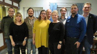 Bürgermeister Ernst Schicketanz gratulierte Manuel Gössl, Dominik Artmann, Julia Heindl, Peter Alwang, Johanna Gössl, Gerrit Kreuzer, Melanie Meier und Stephan Meier(von rechts nach links) zur Wahl.  (Bild: Johann Adam)