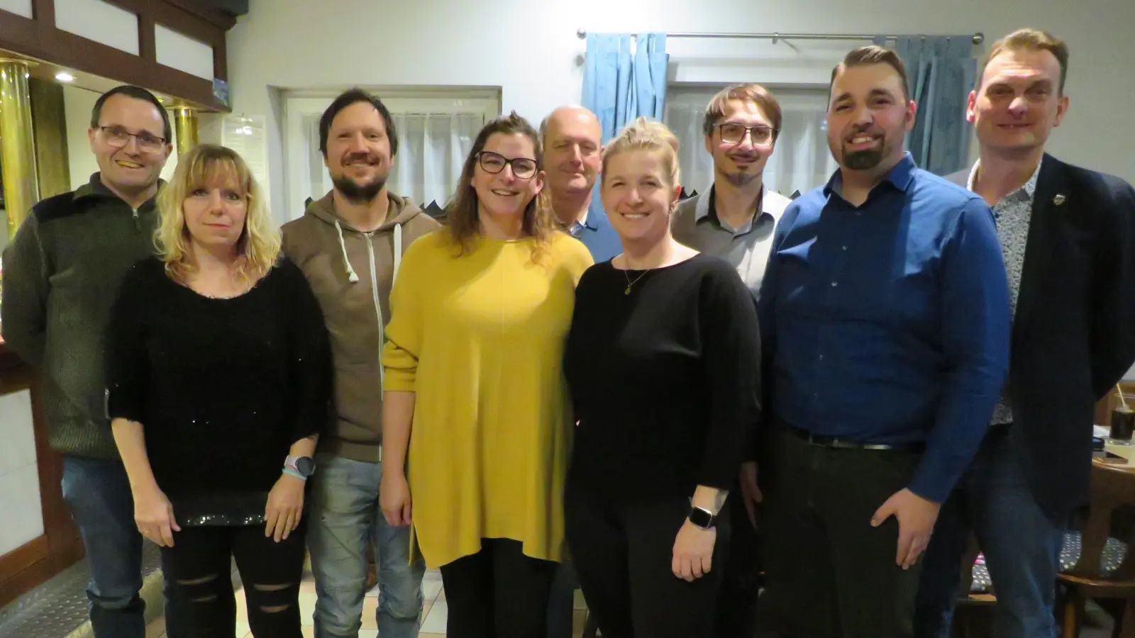 Bürgermeister Ernst Schicketanz gratulierte Manuel Gössl, Dominik Artmann, Julia Heindl, Peter Alwang, Johanna Gössl, Gerrit Kreuzer, Melanie Meier und Stephan Meier(von rechts nach links) zur Wahl.  (Bild: Johann Adam)