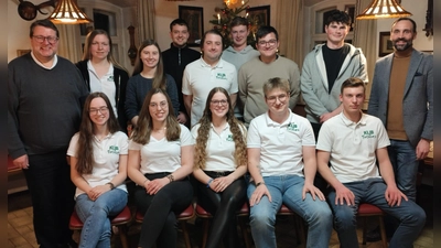 Die frisch gewählte Vorstandschaft der KLJB Tröbes mit der neuen ersten Vorsitzenden Victoria Braun (vorne, Mitte) und dem neuen zweiten Vorsitzenden Niklas Beck (vorne, Zweiter von rechts). Erster Bürgermeister Armin Bulenda (rechts) und Pfarrer Udo Klösel (links) gratulierten zur Wahl und wünschten der neuen Vorstandschaft alles Gute. (Bild: Christina Feil)