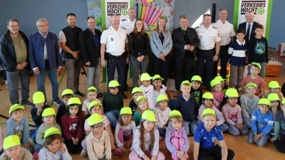 Ehrengäste mit ABC-Schützen der Albert-Schweitzer-Grundschule. (Bild: Georg Hüttner)