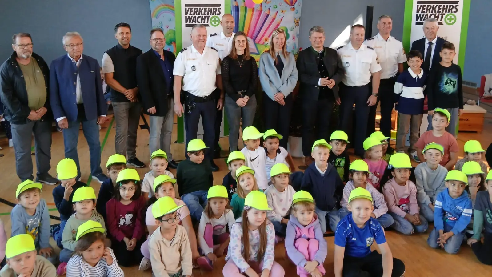Ehrengäste mit ABC-Schützen der Albert-Schweitzer-Grundschule. (Bild: Georg Hüttner)