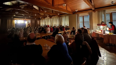 Bis zu 60 Kinder verfolgten gespannt den Ausflug Kasperls zu den Kobolden, der von Hermanns Kasperltheater aus Edeldorf aufgeführt wurde. (Bild: Christian Bäumler)