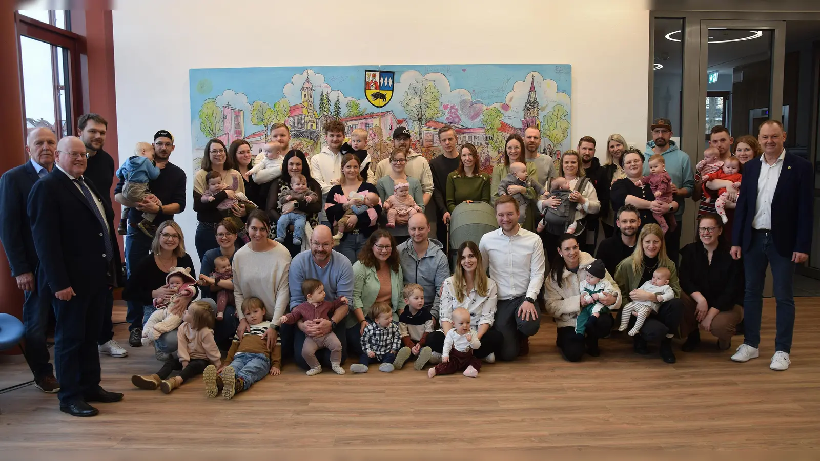 Die Gemeinde Ebermannsdorf ist eine kinderfreundliche Gemeinde. Bürgermeister Erich Meidinger (re) überreichte zusammen mit seinen beiden Stellvertretern Johann Vornlocher und Herbert Jäger (v.li) Willkommensgeschenke und je 100 Euro Begrüßungsgeld. (Bild: Paul Böhm)