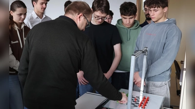 Matthias Altmann von der OTH Regensburg demonstriert einen von Studenten entwickelten Schachcomputer. (Bild: Selma Akyol)