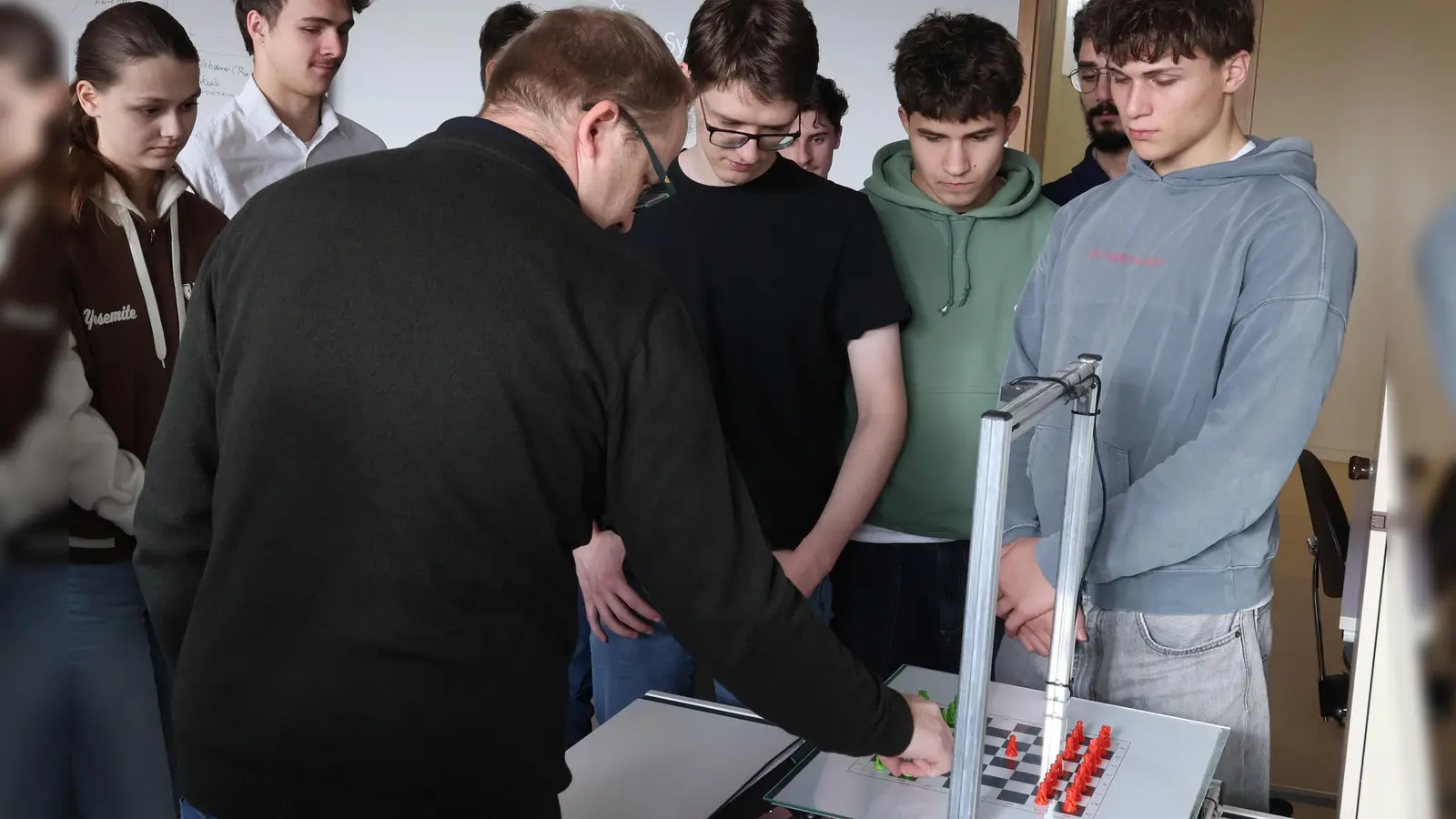 Matthias Altmann von der OTH Regensburg demonstriert einen von Studenten entwickelten Schachcomputer. (Bild: Selma Akyol)