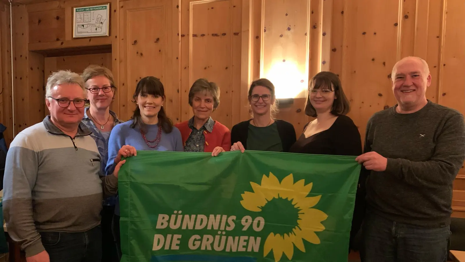 Im Foto von links: Hans-Jürgen Bumes, Ruth Kroll, Raphaela Etzold, Ina Schleicher, Claudia Ried, Madeleine Schneider, Piet Gürtler (Bild: Marei Kloss )