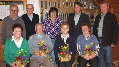 Sitzend von links: Erna Lorenz, Ludwig Losch, Katharina Flierl, Maria Meier; stehend von rechts: stellvertr. Kreisverbandsvorsitzender Gerhard Lenhart, 2. Bürgermeister Andreas Altmann, 1. Vorsitzende Anita Graf, Robert Schmidbauer, Johann Eckl. Nicht im Bild, da aus gesundheitlichen Gründen verhindert: Barbara Bogner, Anna Strobl und Anna Widder. (Bild: Josef Mutzbauer)
