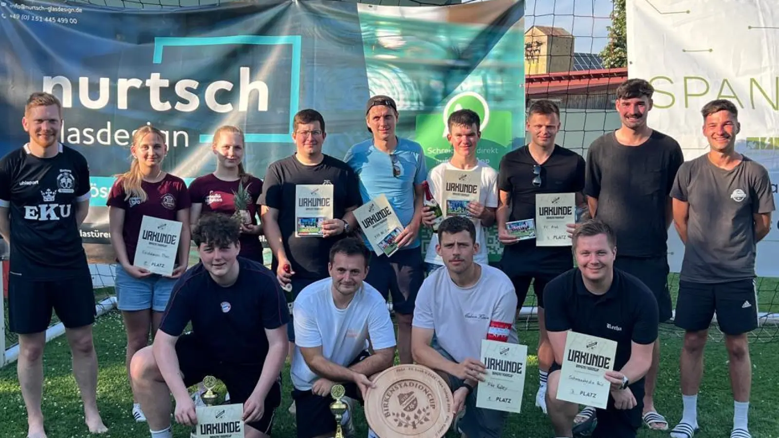 Die teilnehmenden Mannschaften des dritten Birkenstadioncups des VfB Thanhausen. (Bild: Dominik Göhl)