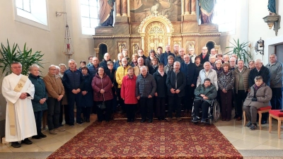 Die 25 Jubelpaare zusammen mit Diakon Egon Giehl (Bild: Michael Vollath)