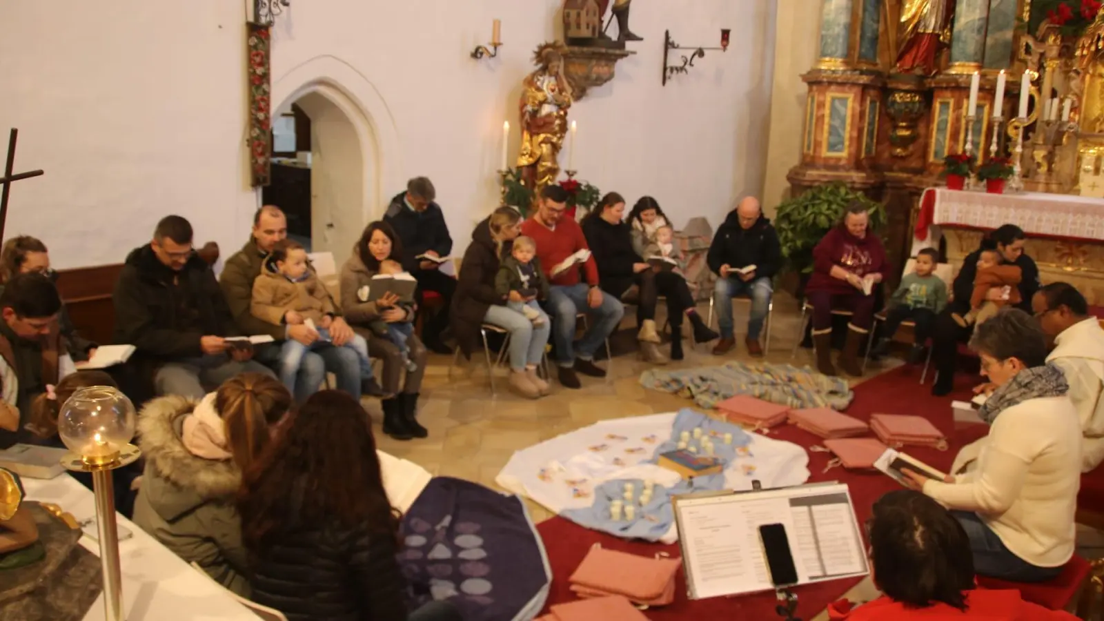 Tauferneuerungsfeier der Pfarreiengemeinschaft Schlicht, Vilseck und Sorghof in der Kirche st. Georg in Schlicht. (Bild: Werner Prechtl)
