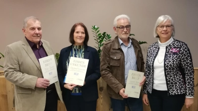 Vorsitzende Ortrud Sperl (rechts) mit den Geehrten Rudolf Teplitzky, Waltraud Eichstetter und Gerhard Kühner (von links). Carolin Folsom war erkrankt. (Bild: Annemarie Mösbauer)
