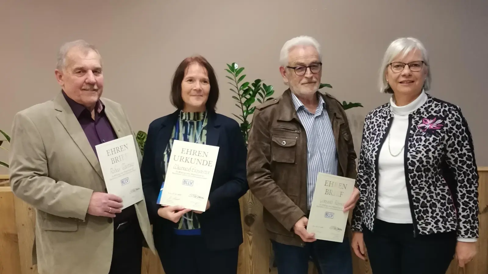 Vorsitzende Ortrud Sperl (rechts) mit den Geehrten Rudolf Teplitzky, Waltraud Eichstetter und Gerhard Kühner (von links). Carolin Folsom war erkrankt. (Bild: Annemarie Mösbauer)