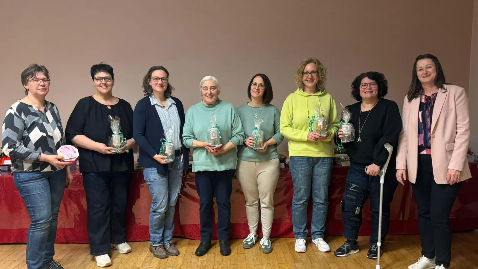 Die geehrten Frauen Angelika Schlegl (2.v.l) daneben Regina Sier, Inge Schärtl, Birgit Post, Andrea Ott und Claudia Post erhielten Präsente von der Vorsitzenden Manuela Kellermann (r.). Claudia Götz (l) wurde aus dem Vorstand verabschiedet.  (Bild: Manuela Kellermann )