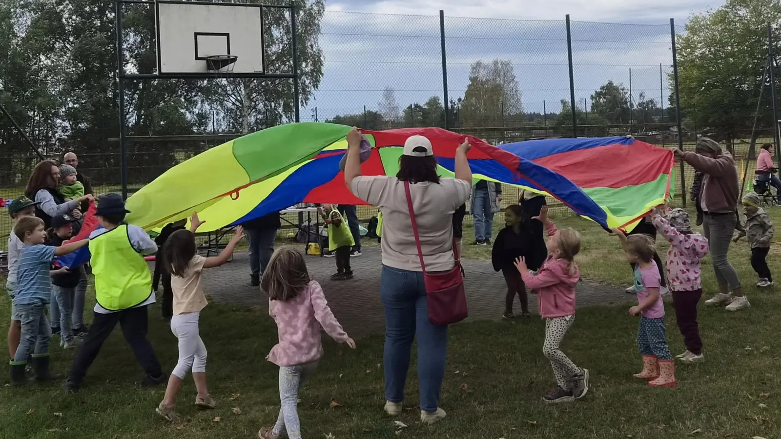Spielplatztreffen - Ferienprogramm Mitterteich. (Bild: Sabine Frank)