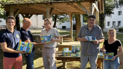 Dr. Raphael Schmid, Präsident des Lions Clubs, und Harald Steger, Initiator der Spendenaktion, übergeben Stefan Reither, dem Leiter des Ernst-Nägelsbach-Hauses sowie Bereichsleiter Stephan Hofstetter und Frau Hartlieb, Mitarbeiterin in der Therapeutischen Wohngruppe ENH, die Päckchen für die Kinder und Jugendlichen. (Bild: Karin Bär)