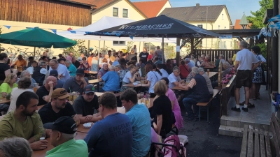 Zünftige Biergartenstimmung bei bayrisch-böhmischer Blasmusik (Bild: Rosmarie Riedl)