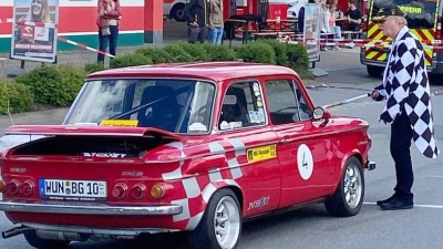 Dieser knallrot lackierte Prinz von Helmut Burner ist im Straßenverkehr nicht zu übersehen. Mit ihm hat er nun auch das 26.Bergrennen in seiner Klasse gewonnen. (Bild: Helmut Burner)