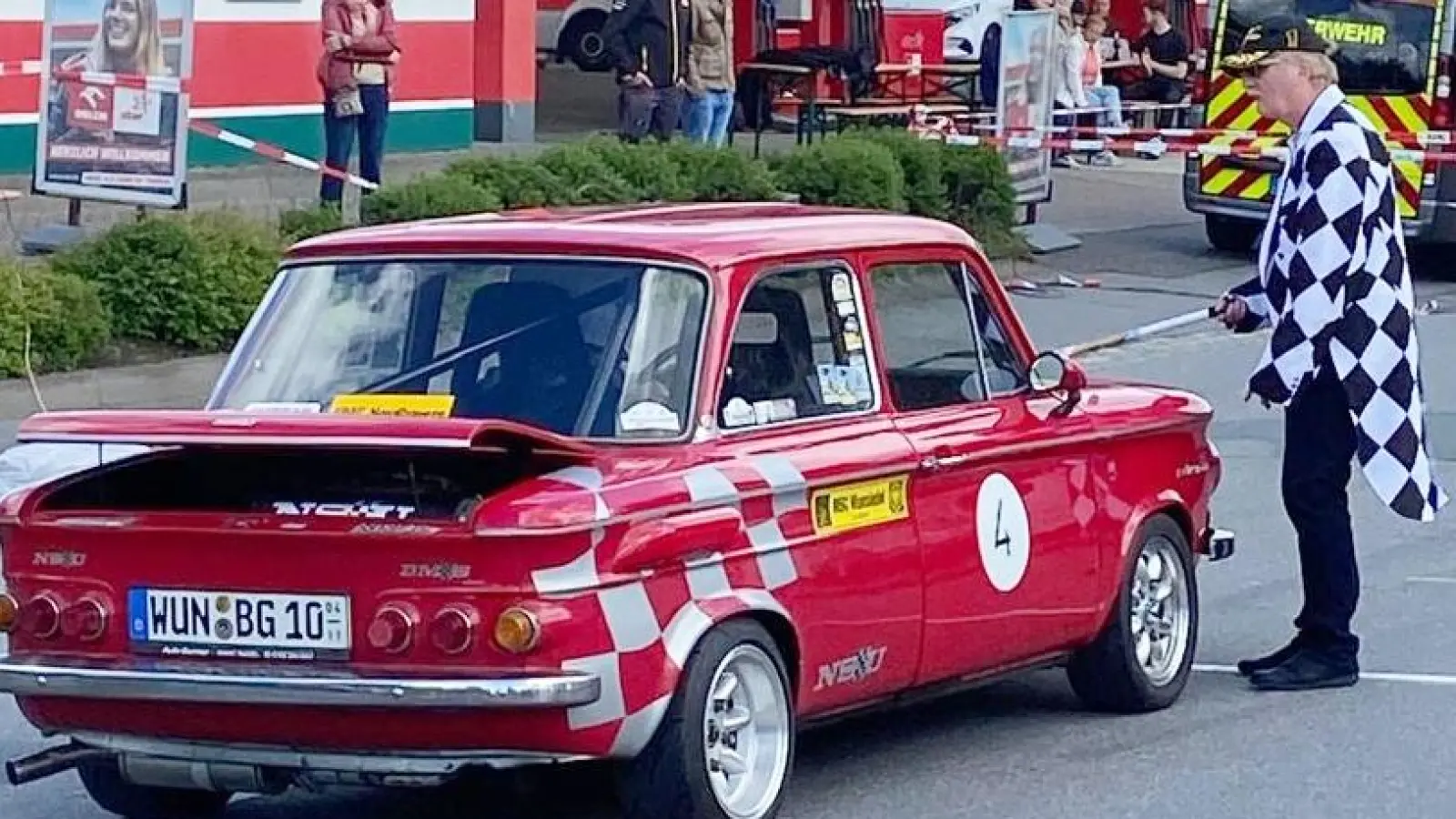 Dieser knallrot lackierte Prinz von Helmut Burner ist im Straßenverkehr nicht zu übersehen. Mit ihm hat er nun auch das 26.Bergrennen in seiner Klasse gewonnen. (Bild: Helmut Burner)