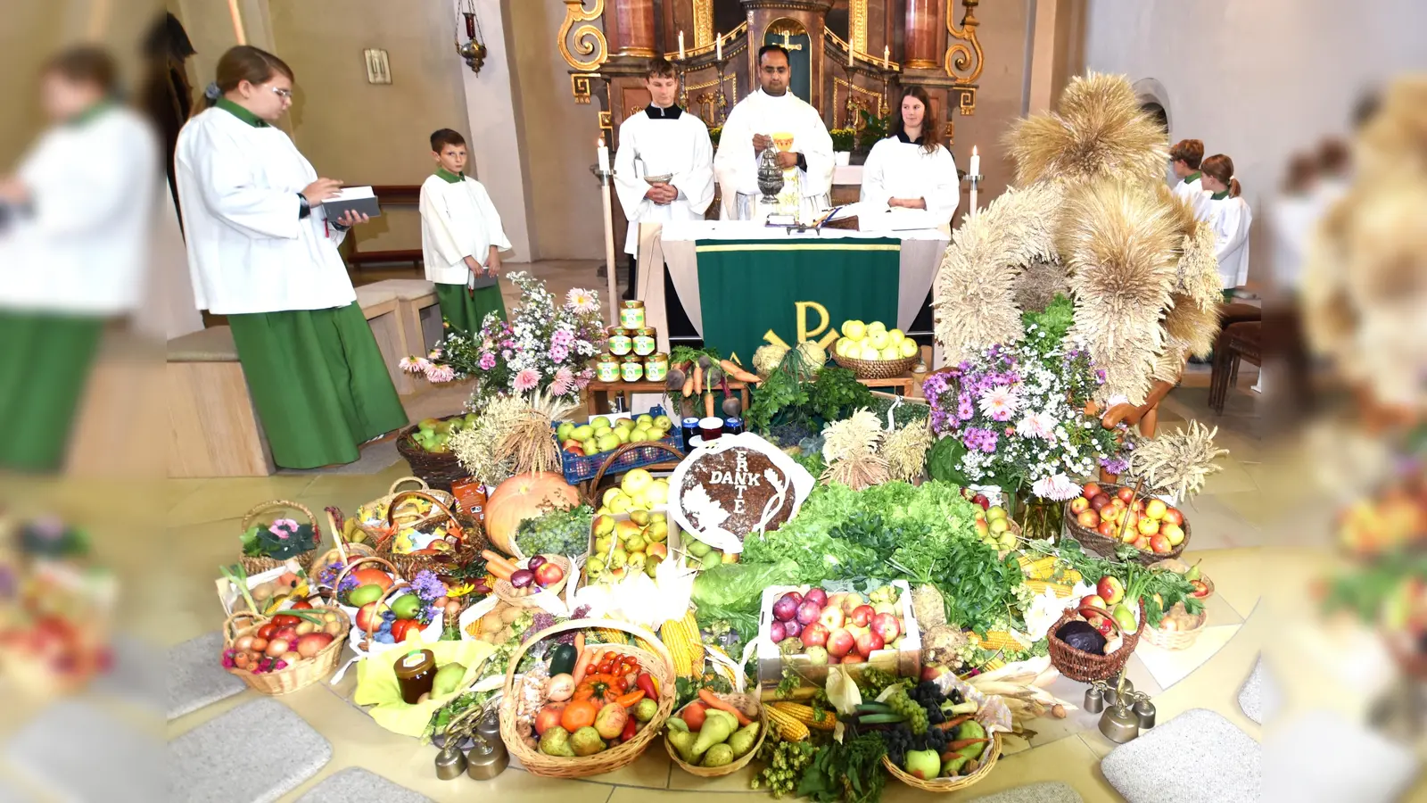 Pfarrvikar Yeruva feierte am Sonntag in der Pfarrkirche St. Vitus mit den Gläubigen eine festliche Erntedankmesse. Vor dem Volksaltar waren neben der Erntekrone eine Vielfalt an Erntegaben aufghebaut. (Bild: Norbert Weis)