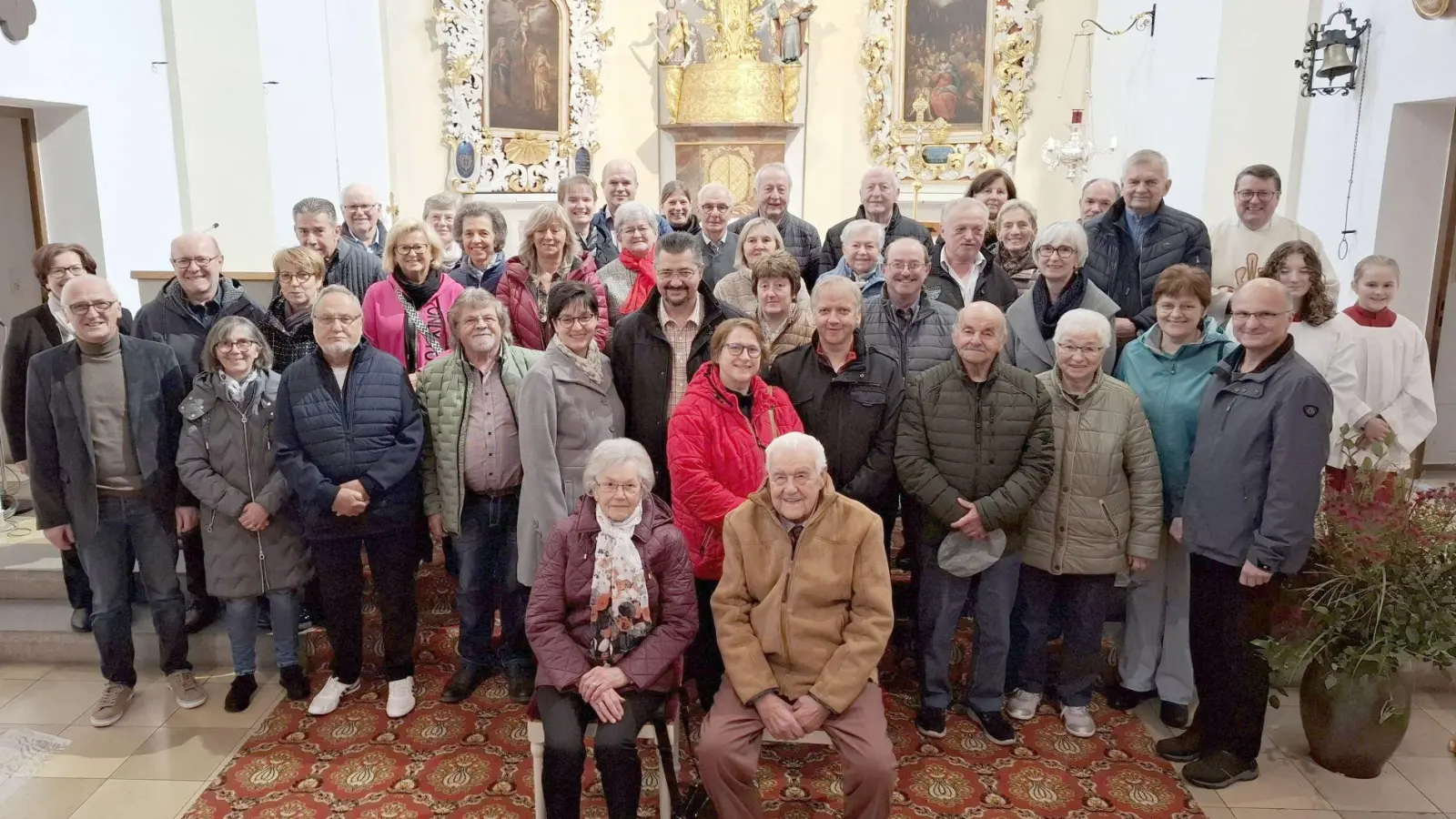 Die Ehejubilare, vorne Annemarie und Michael Hummer, stellten sich mit Pfarrer Udo Klösel, Pfarrgemeinderätin Agnes Härtl (li)und den Minis einem Erinnerungsfoto. (Bild: Karl Ziegler)