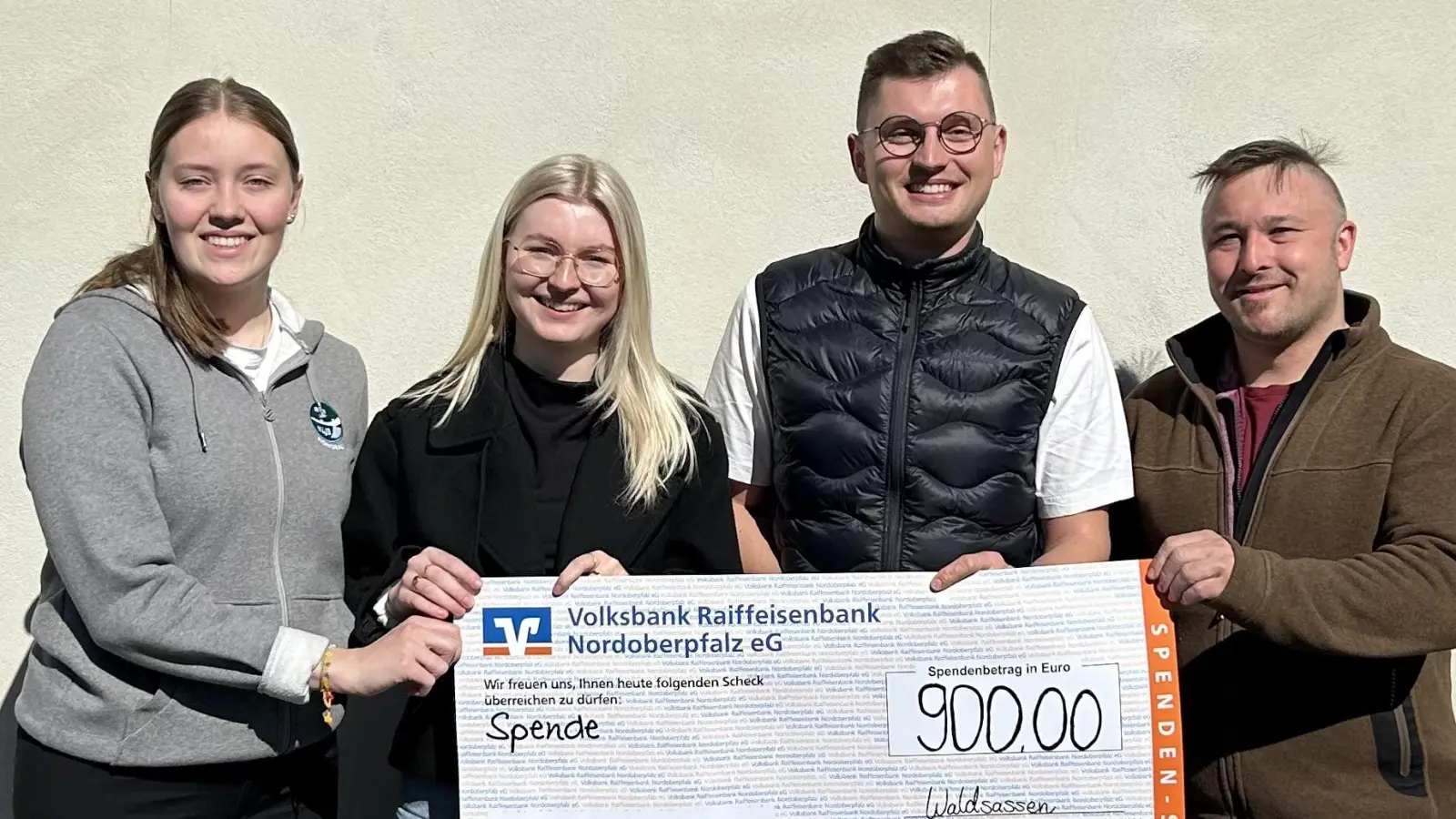Im Bild (von links): Martha Siller von der KLJB Kondrau, Julia Sagstetter und Max Siller von der JU Waldsassen und Berthold Walbrunn von der Kinderkrebshilfe. (Bild: Florian Sagstetter)