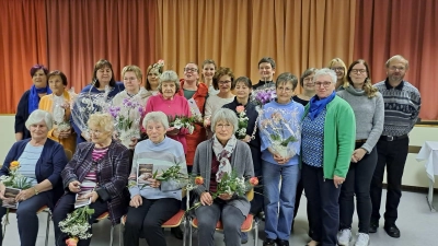 1. Reihe von links vorne: Karin Hochwart, Maria Conrads, Theresia Dobmeier, Annemarie Sommer. 2. Reihe von links: Sabine Bäumler, Gerda Kolb, Irmgard Zeitler, Ulrike Steinhilber, Elfriede Kämpf, Dagmar Röckl, Maria Filchner, Angelika Vogl. 3. Reihe von links: Natalie Dobmeier, Michaela Nickl, Marion Sigritz, Anja Fritsch, Eva Forster, Anja Stadick, Gerda Köhler, Pfarrer Thomas Stohldreier. (Bild: Brigitte Balk)