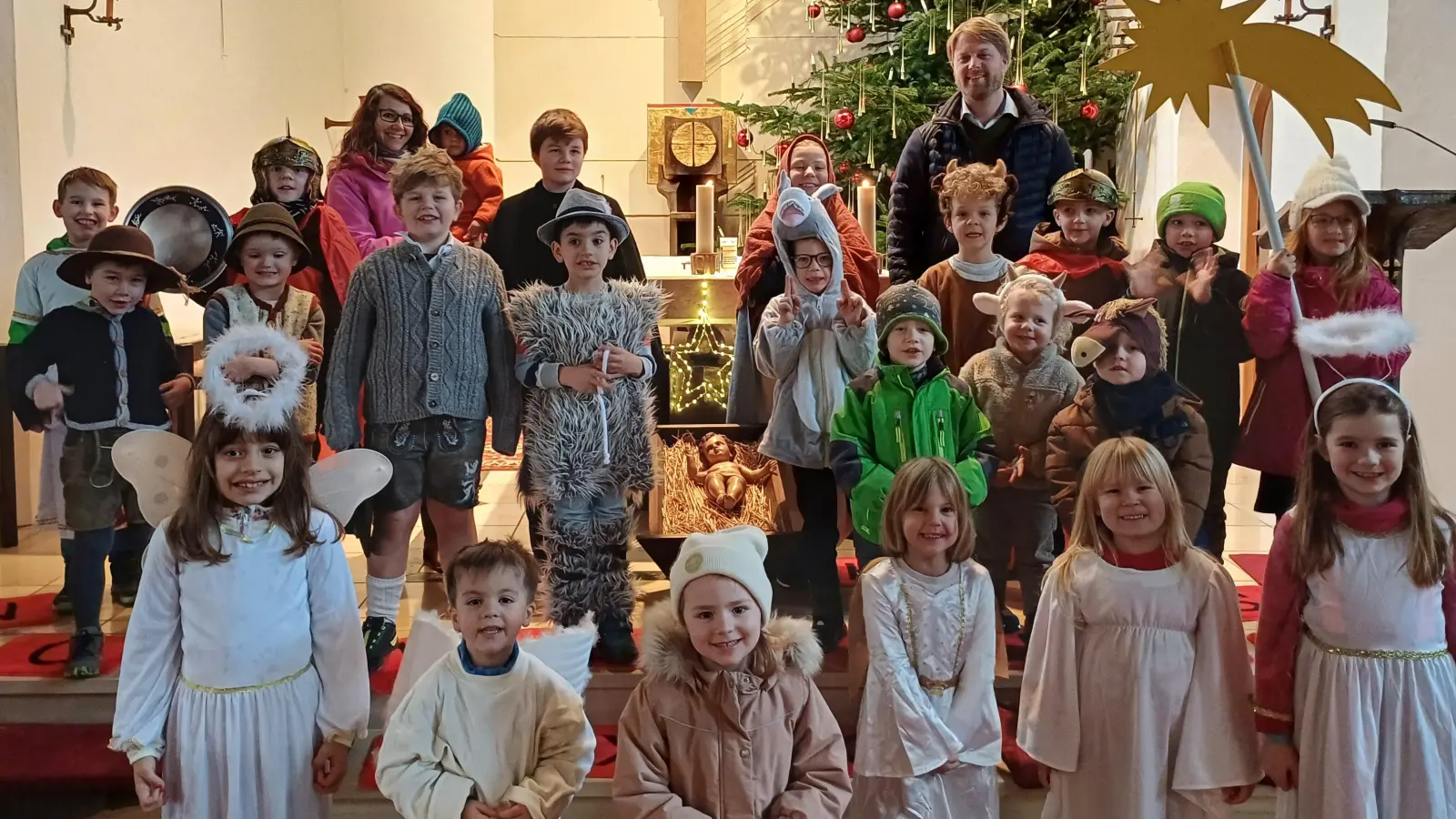 Anna Thiel (links) und Pastoralreferent Maximilian Pravida haben zusammen mit 22 Kindern fleißig für das Krippenspiel in der Pfarrei Brand geübt. (Bild: Maximilian Pravida)