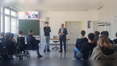 Tobias Reiß im Gespräch mit Schülerinnen und Schüler der Max-Reger-Schule (Bild: Klaus Hartmannsgruber )