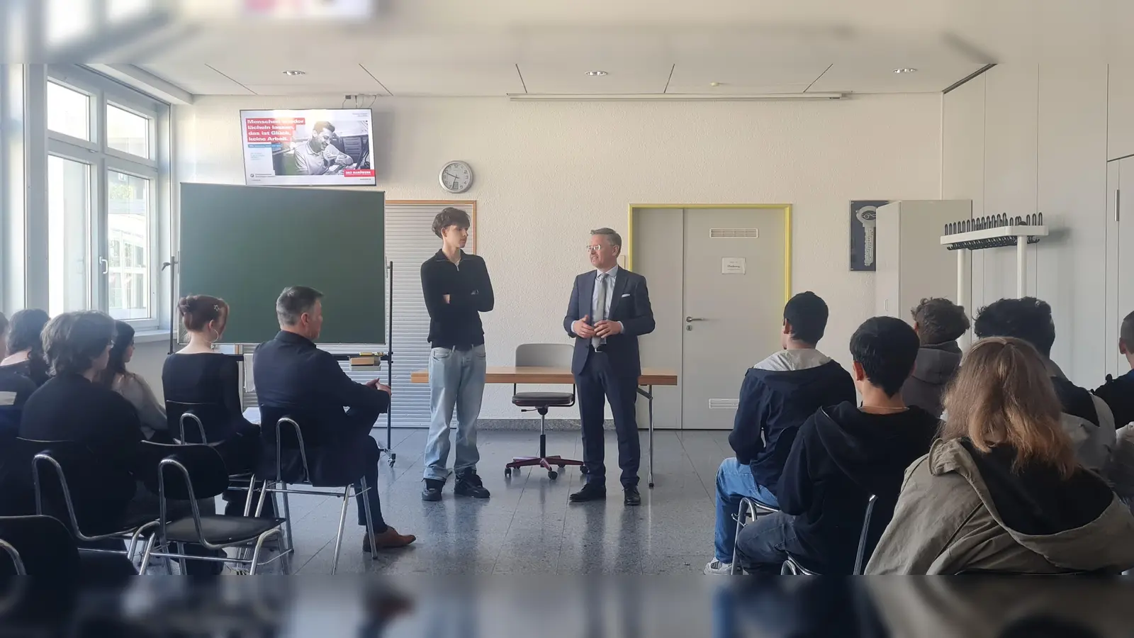 Tobias Reiß im Gespräch mit Schülerinnen und Schüler der Max-Reger-Schule (Bild: Klaus Hartmannsgruber )