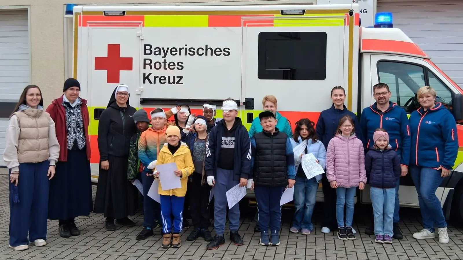 Die Kinder des Kinderhort St. Josef bei der BRK Bereitschaft Auerbach. (Bild: Eva Goß)