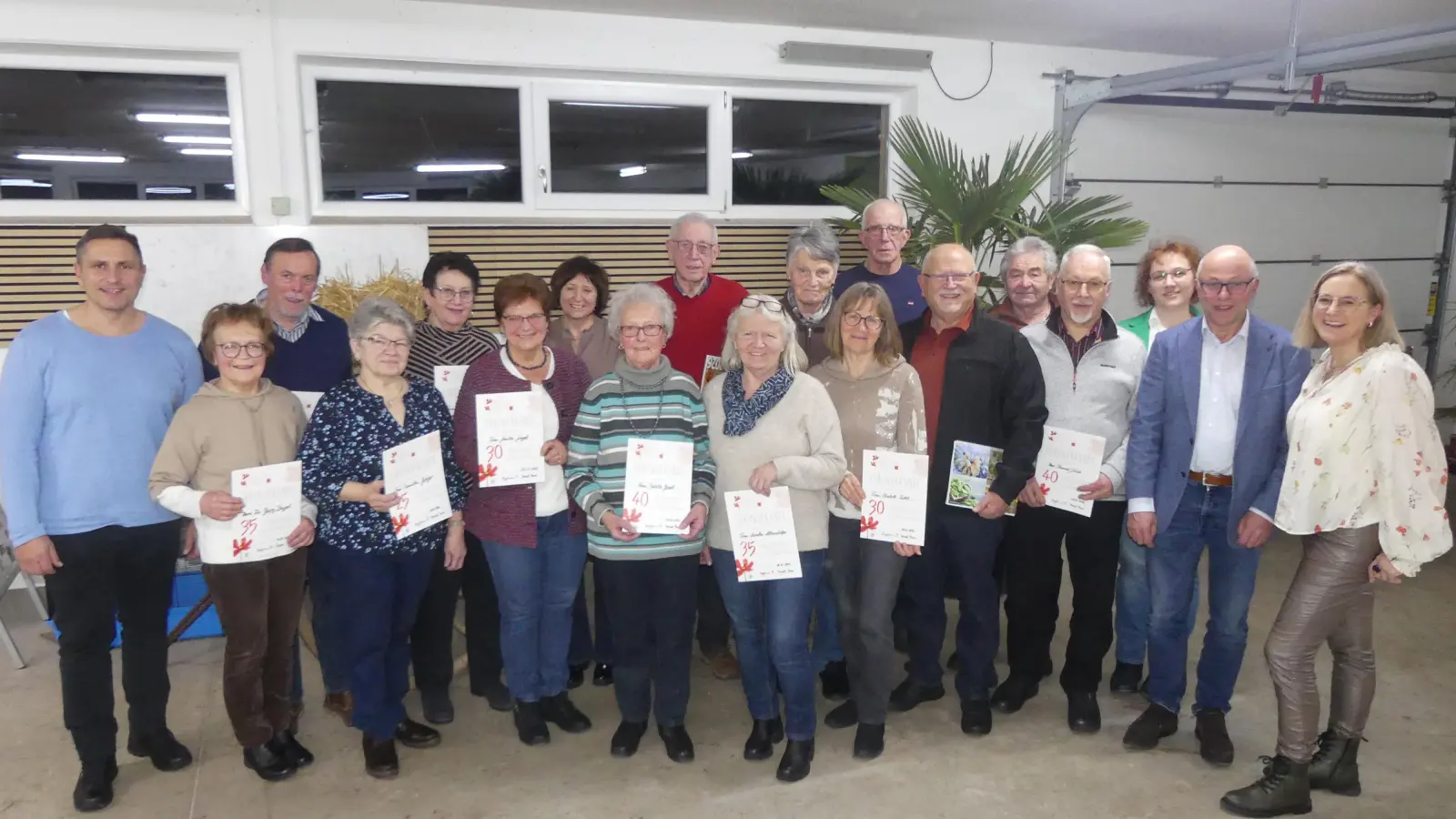 Bürgermeister Marcus Gradl (links) und (von rechts) Vorsitzende Petra Engelmann und Kreisvorsitzender Albert Nickl gratulierten zahlreichen Vereinsjubilaren.  (Bild: Walther Hermann)