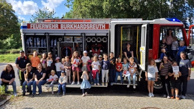 Beim Ferienprogramm-Spielnachmittag der FFW Burkhardsreuth probierten die Kinder unter anderem einen Bobbycar-Parcours und verschiedene Feuerwehrstationen aus. (Bild: Bernhard Piegsa)