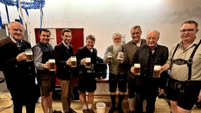 Ein Prosit der Gemütlichkeit beim Starkbierfest der CSU Weiden-West und Rehbühl mit einem vollen Pfarrsaal. (Bild: Reinhard Kreuzer)