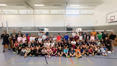 Die Konnersreuther Grundschüler und Mitglieder des Volleyballvereins (Bild: Michaela Ponnath)