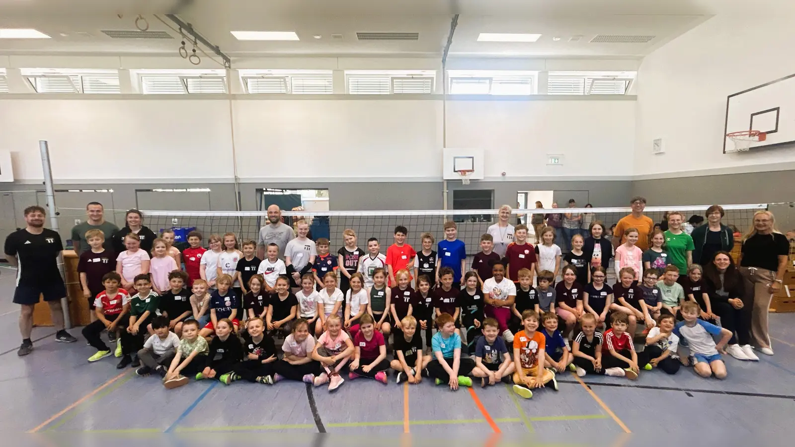 Die Konnersreuther Grundschüler und Mitglieder des Volleyballvereins (Bild: Michaela Ponnath)