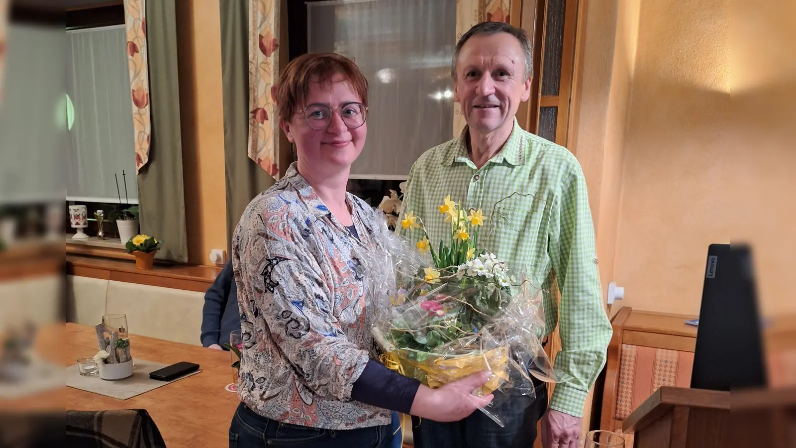 Der Vorsitzende bedankt sich mit einem Präsent bei Maria Treiber.  (Bild: Barbara Dirrigl)