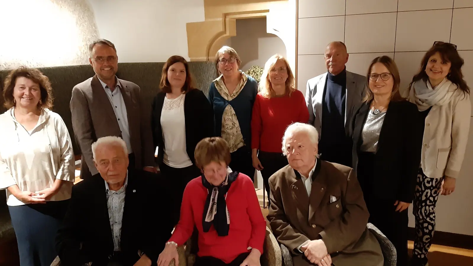Hinten von links: Ingrid Schneider, Manuel Sennert, Christina Katt, Angelika Grübel, Brigitte Hausmann, Hans-Joachim Schön, Tanja Fahrnholz, Elke Schmidt<br>Sitzend von links: Gerhard Heimerl, Ilse Winkel, Alfons Siegert<br> (Bild: Philipp Laurer)