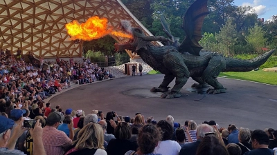 Der Further Drache in der Parkarena der Landesgartenschau: Beeindruckend die Vorführung des riesigen „Schreitroboters” (Bild: Gerhard Löckler)