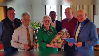 Die Geehrten (1. u. 2. v. rechts) Alfons Bogner, Alfred Liedl und Hans Wolfram (ganz links) mit Pater Prince, Elisabeth Reber und PGR-Sprecher Wolfgang Krauß  (Bild: Thomas Rauch)