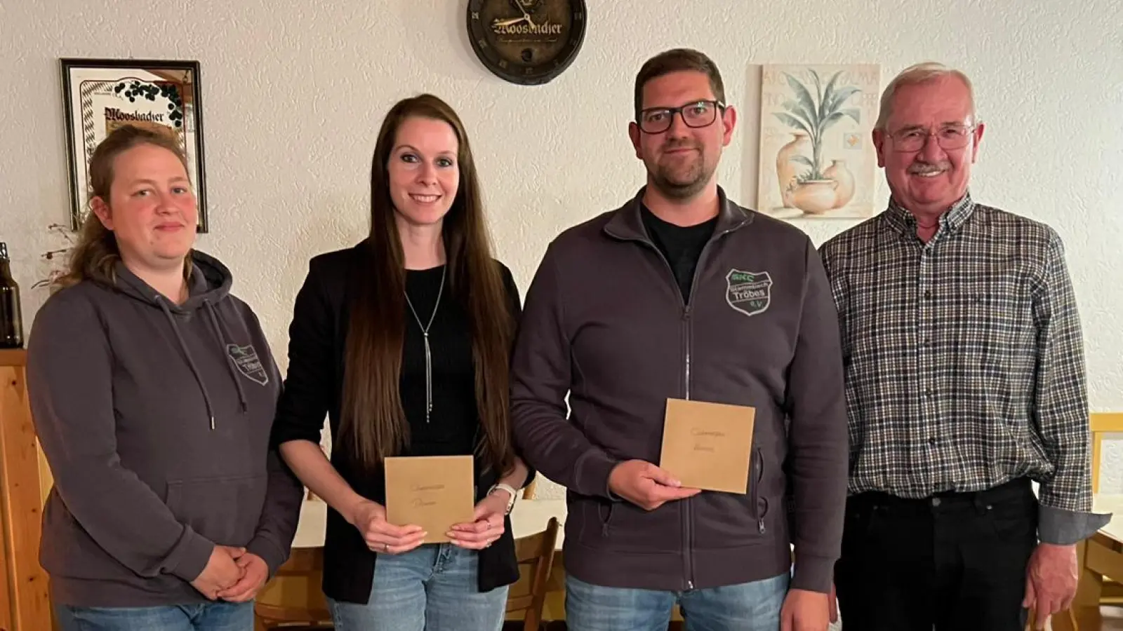 Den geehrten Clubmeistern Bianca Guttenberger-Morell und Johannes Hartinger gratulierten Sportwart Elisabeth Grötsch (links) und Vorsitzender Franz Feneis (rechts).  (Bild: Sonja Rauscher)