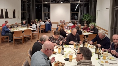 Gesellige Runde beim Dankeschönessen im Altenstädter Pfarrheim. (Bild: Ernst Wawra)