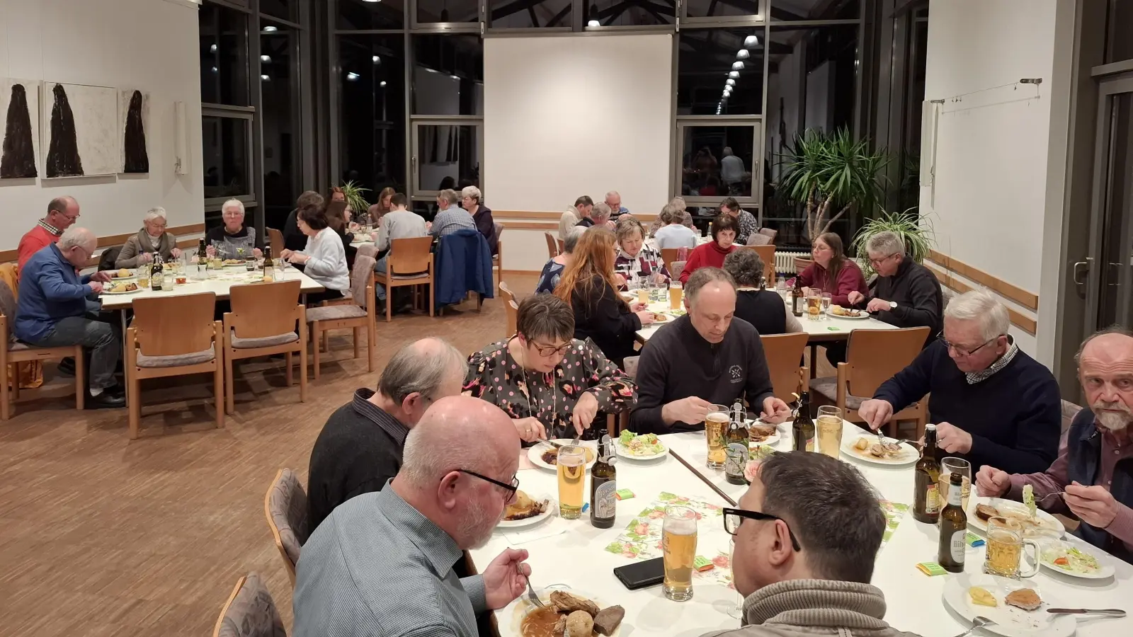 Gesellige Runde beim Dankeschönessen im Altenstädter Pfarrheim. (Bild: Ernst Wawra)