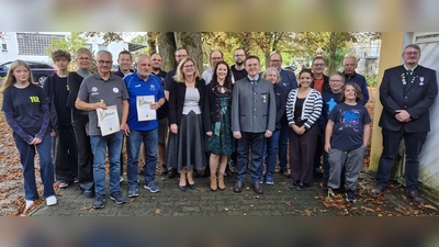 Zur Siegerehrung der Stadtmeisterschaft mit Bürgerschießens gratulierten Bürgermeisterin Beate Dietrich (Mitte) und die Vorstände Michael Schübel (rechts), Dr. Sebastian Grabowski (9. v. rechts) und Tobias Heidl (7. von rechts). (Bild: Tobias Heidl)
