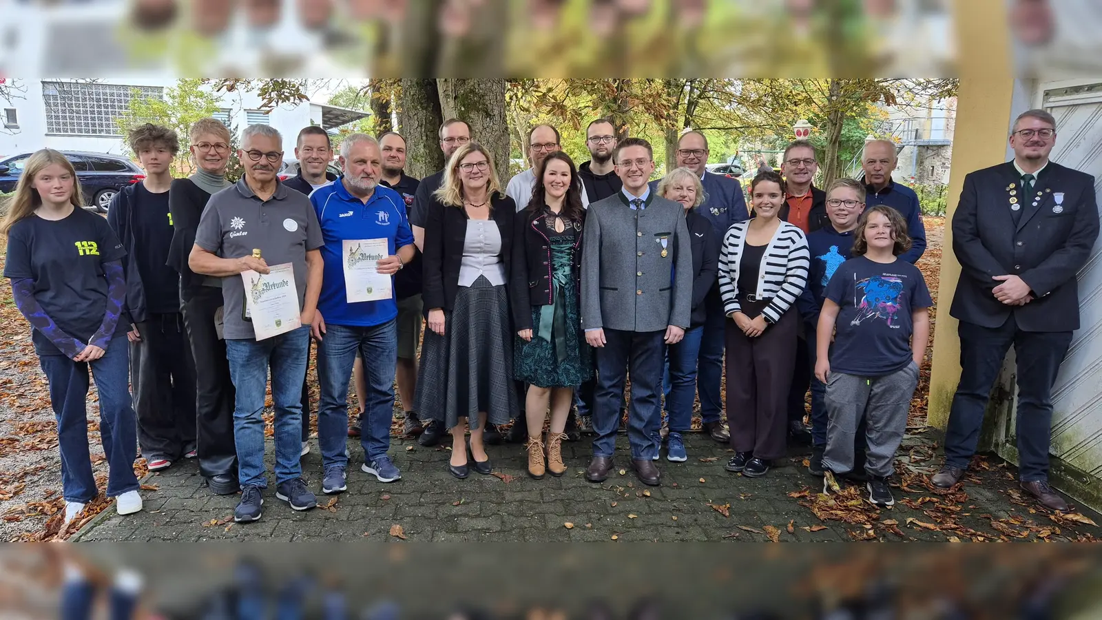 Zur Siegerehrung der Stadtmeisterschaft mit Bürgerschießens gratulierten Bürgermeisterin Beate Dietrich (Mitte) und die Vorstände Michael Schübel (rechts), Dr. Sebastian Grabowski (9. v. rechts) und Tobias Heidl (7. von rechts). (Bild: Tobias Heidl)