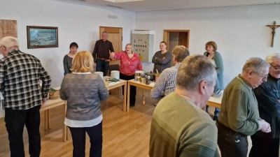 Mitglieder des Pfarrgemeinderates bei der Essensausgabe beim Fastenessen im Rathaussaal. Der Erlös der Aktion kommt der Misereor-Fastenaktion zugute. (Bild: Josef Kleber)